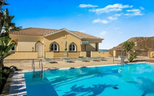 Apartment with Panoramic Terrace and Garage in Exclusive Loma Dos