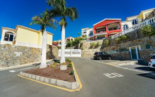 Apartment with Panoramic Terrace and Garage in Exclusive Loma Dos