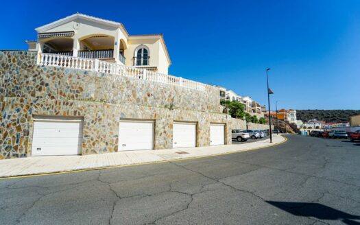 Apartment with Panoramic Terrace and Garage in Exclusive Loma Dos