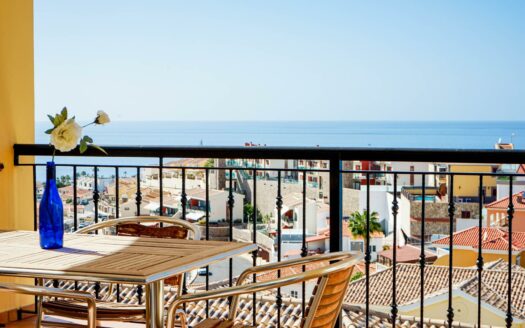 Apartment with Panoramic Terrace and Garage in Exclusive Loma Dos