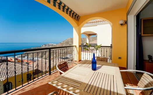 Apartment with Panoramic Terrace and Garage in Exclusive Loma Dos