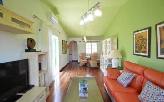 Increible propiedad con dos amplias terrazas y vistas a la piscina comunitaria