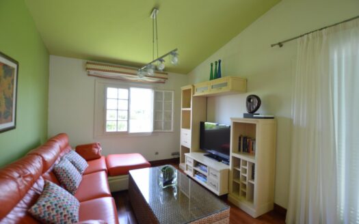 Increible propiedad con dos amplias terrazas y vistas a la piscina comunitaria