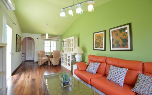 Increible propiedad con dos amplias terrazas y vistas a la piscina comunitaria