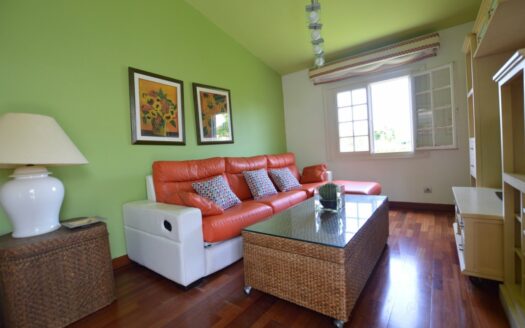 Increible propiedad con dos amplias terrazas y vistas a la piscina comunitaria