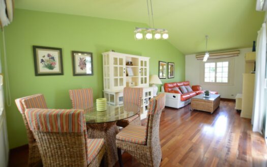 Increible propiedad con dos amplias terrazas y vistas a la piscina comunitaria