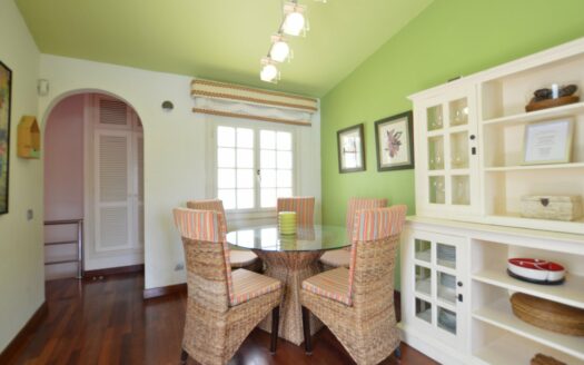 Increible propiedad con dos amplias terrazas y vistas a la piscina comunitaria