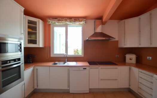 Increible propiedad con dos amplias terrazas y vistas a la piscina comunitaria