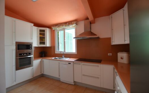 Increible propiedad con dos amplias terrazas y vistas a la piscina comunitaria