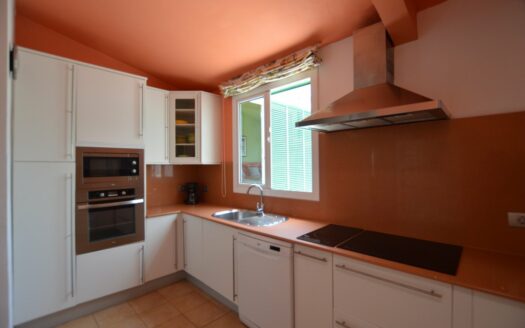 Increible propiedad con dos amplias terrazas y vistas a la piscina comunitaria