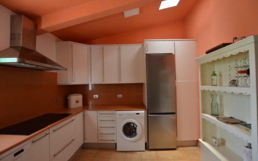 Increible propiedad con dos amplias terrazas y vistas a la piscina comunitaria