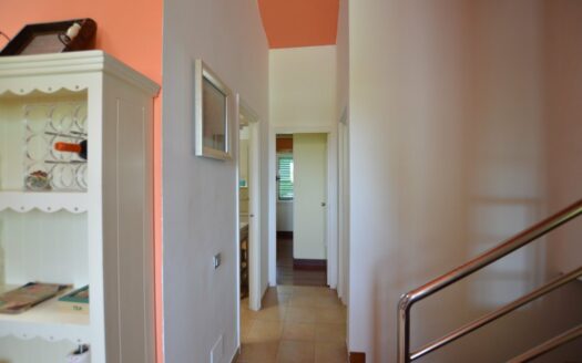 Increible propiedad con dos amplias terrazas y vistas a la piscina comunitaria