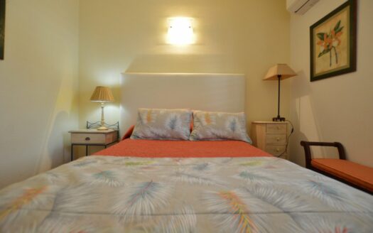 Increible propiedad con dos amplias terrazas y vistas a la piscina comunitaria