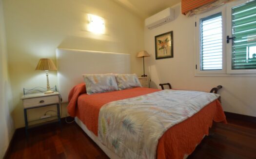 Increible propiedad con dos amplias terrazas y vistas a la piscina comunitaria