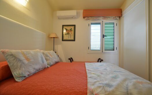 Increible propiedad con dos amplias terrazas y vistas a la piscina comunitaria