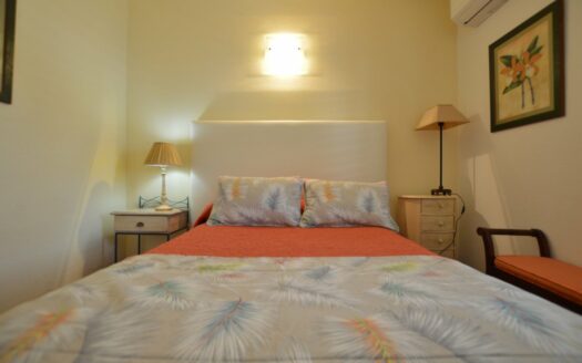 Increible propiedad con dos amplias terrazas y vistas a la piscina comunitaria