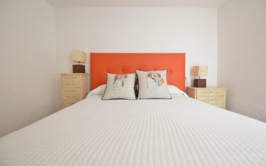 Increible propiedad con dos amplias terrazas y vistas a la piscina comunitaria