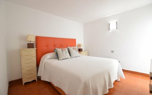 Increible propiedad con dos amplias terrazas y vistas a la piscina comunitaria