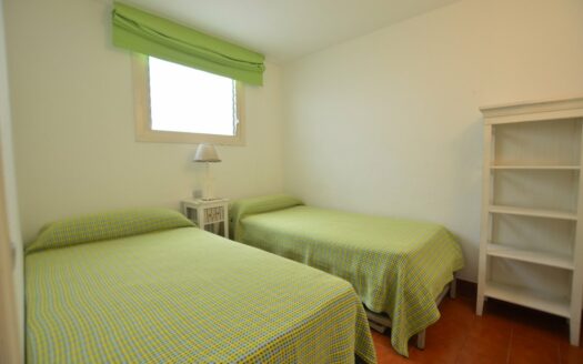 Increible propiedad con dos amplias terrazas y vistas a la piscina comunitaria