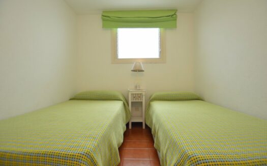 Increible propiedad con dos amplias terrazas y vistas a la piscina comunitaria