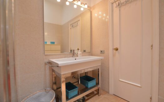 Increible propiedad con dos amplias terrazas y vistas a la piscina comunitaria