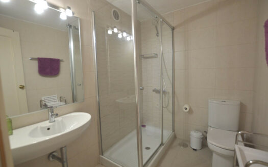 Increible propiedad con dos amplias terrazas y vistas a la piscina comunitaria