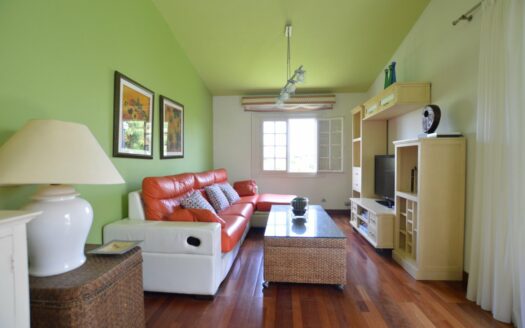 Increible propiedad con dos amplias terrazas y vistas a la piscina comunitaria