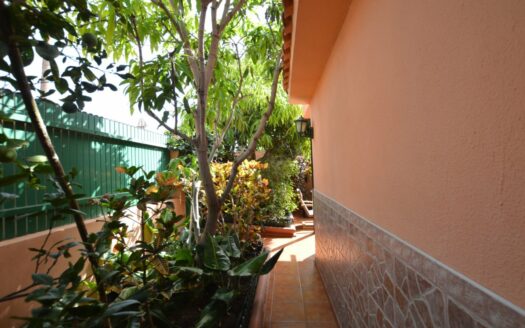 Bungalow with garden and community pool