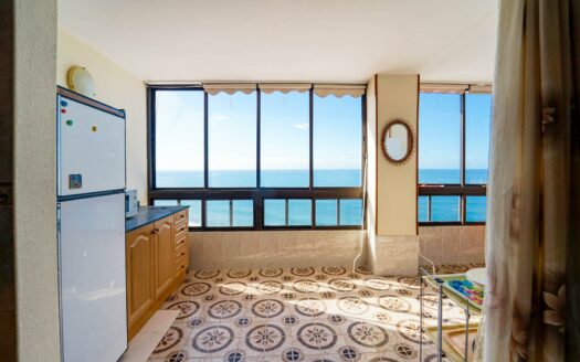 Dos estudios unidos como un apartamento con el mar como telón de fondo