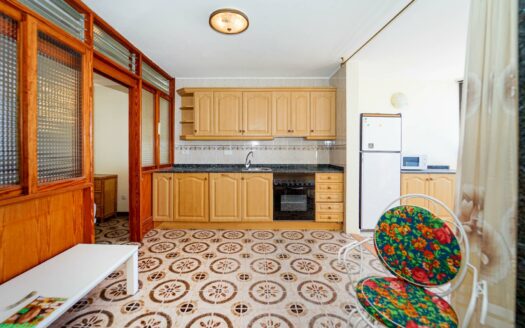 Dos estudios unidos como un apartamento con el mar como telón de fondo