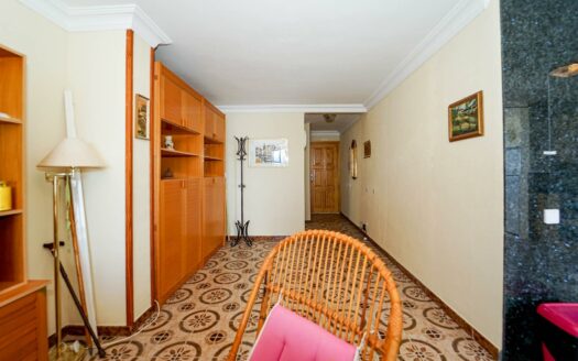 Dos estudios unidos como un apartamento con el mar como telón de fondo