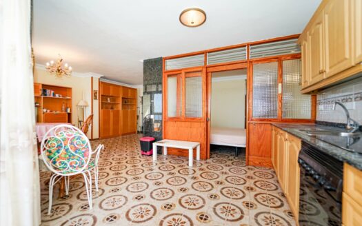 Dos estudios unidos como un apartamento con el mar como telón de fondo