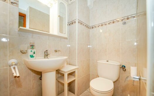 Dos estudios unidos como un apartamento con el mar como telón de fondo