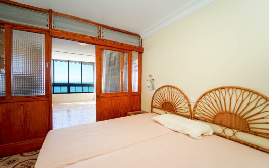 Dos estudios unidos como un apartamento con el mar como telón de fondo