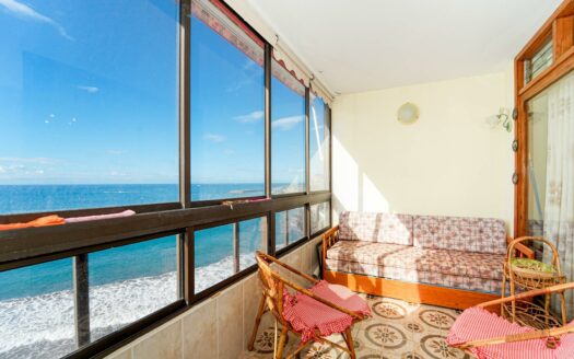 Dos estudios unidos como un apartamento con el mar como telón de fondo