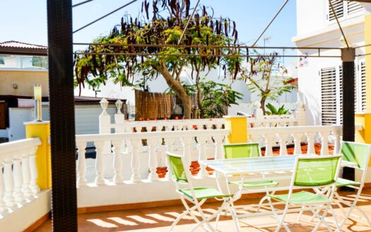 Exklusive Doppelhaushälfte mit Pool, Terrassen und Meerblick