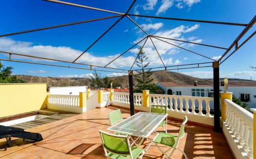 Exklusive Doppelhaushälfte mit Pool, Terrassen und Meerblick