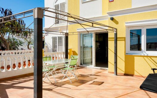 Exklusive Doppelhaushälfte mit Pool, Terrassen und Meerblick