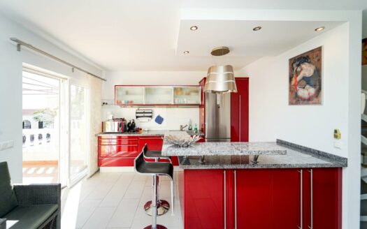 Exklusive Doppelhaushälfte mit Pool, Terrassen und Meerblick