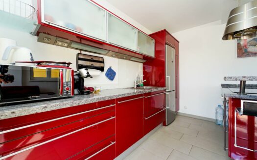 Exklusive Doppelhaushälfte mit Pool, Terrassen und Meerblick