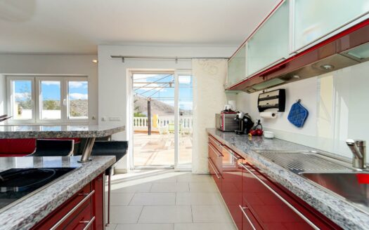 Exklusive Doppelhaushälfte mit Pool, Terrassen und Meerblick