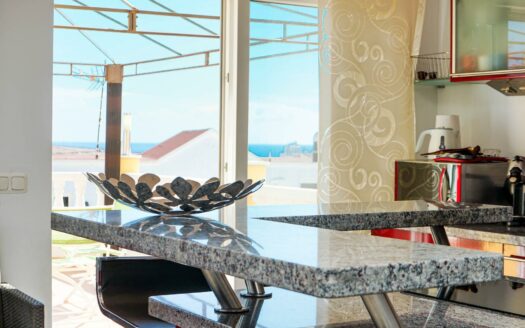 Exklusive Doppelhaushälfte mit Pool, Terrassen und Meerblick