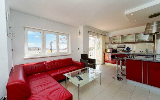 Exklusive Doppelhaushälfte mit Pool, Terrassen und Meerblick