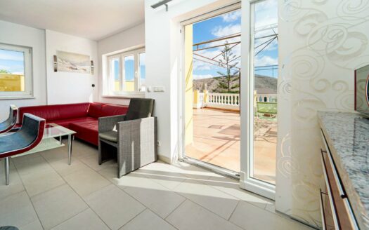 Exklusive Doppelhaushälfte mit Pool, Terrassen und Meerblick