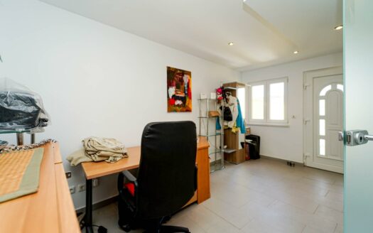 Exklusive Doppelhaushälfte mit Pool, Terrassen und Meerblick