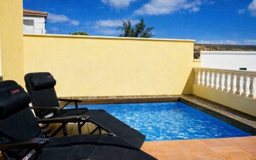 Exklusive Doppelhaushälfte mit Pool, Terrassen und Meerblick