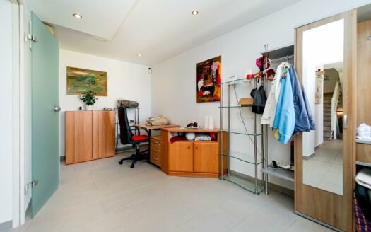 Exklusive Doppelhaushälfte mit Pool, Terrassen und Meerblick