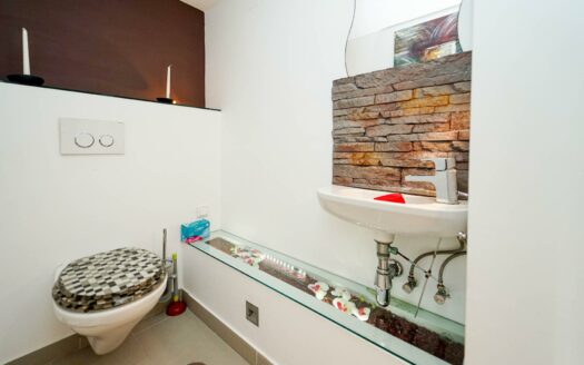 Exklusive Doppelhaushälfte mit Pool, Terrassen und Meerblick