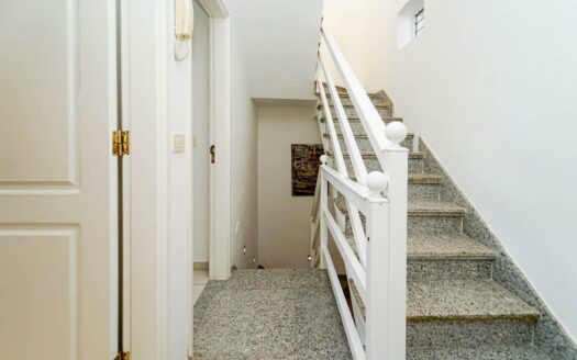 Exklusive Doppelhaushälfte mit Pool, Terrassen und Meerblick