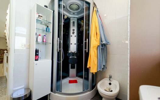 Exklusive Doppelhaushälfte mit Pool, Terrassen und Meerblick